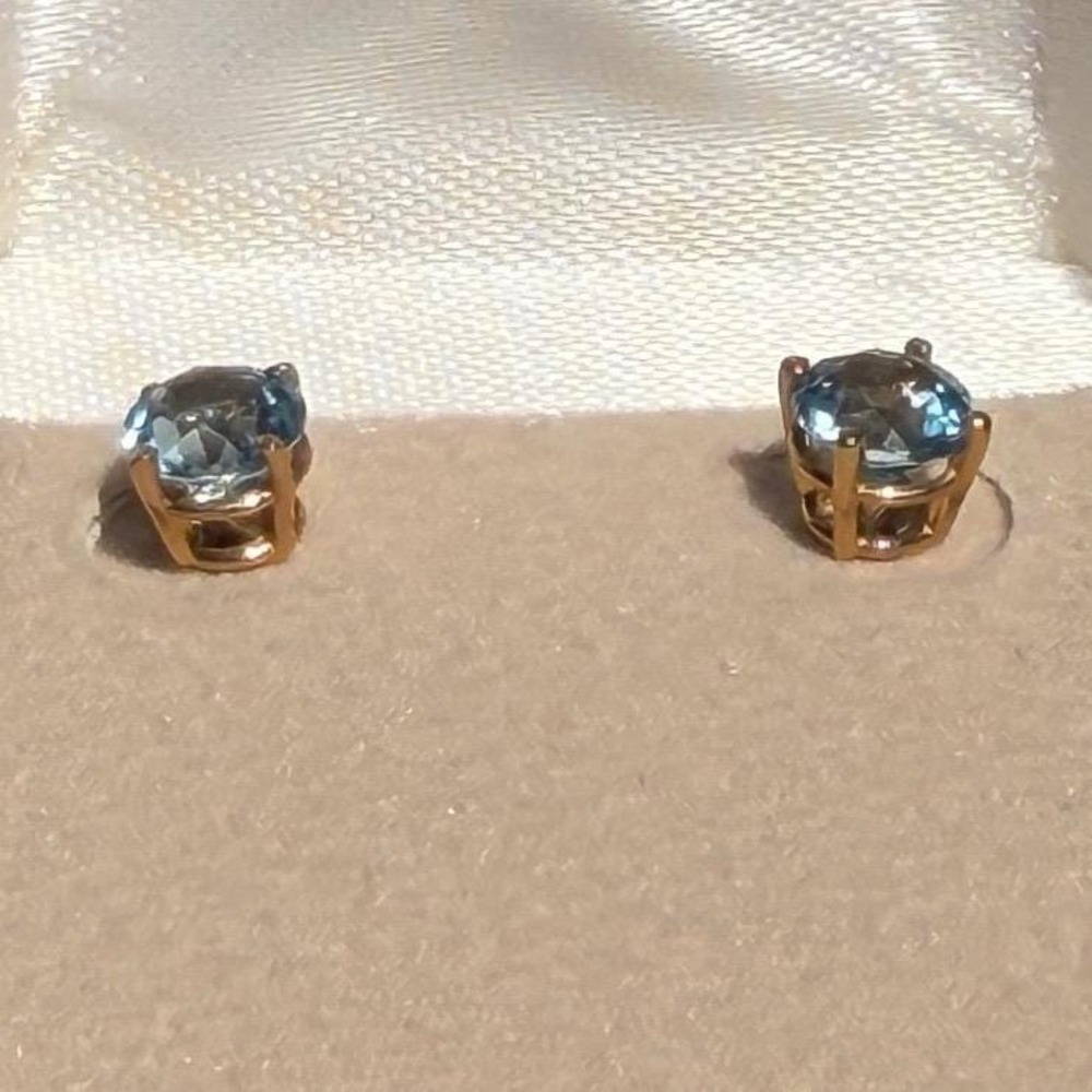 Vintage Lord & Taylor 14K Yellow Gold Blue Topaz Stud Earrings 5mm-6mm 1.25 tcw - Picture 4 of 10